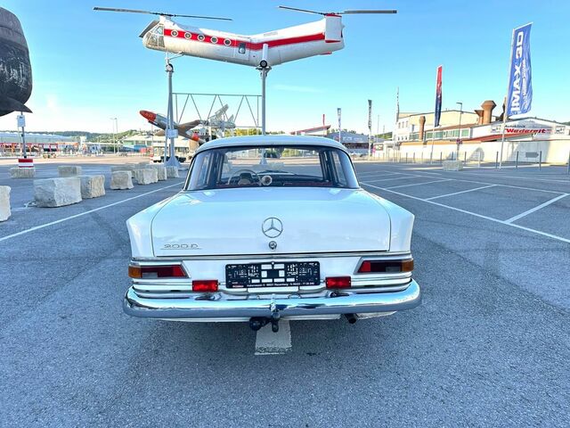 Мерседес 200 1967 в Европе на Automoto.ua Белый Мерседес 200, объемом двигателя 0 л и пробегом 137 тыс. км за 22749 $, фото 4 на Automoto.ua