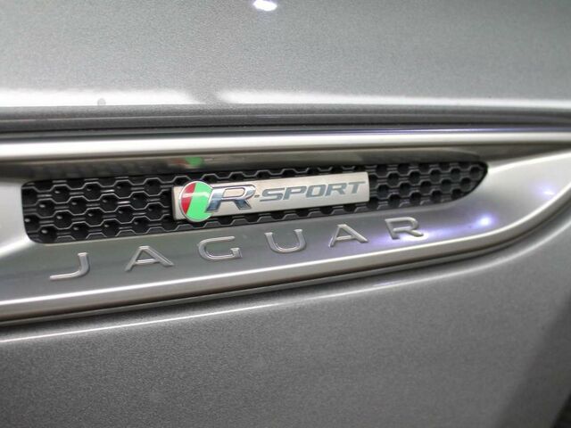 Серый Ягуар XE, объемом двигателя 2 л и пробегом 119 тыс. км за 24639 $, фото 9 на Automoto.ua