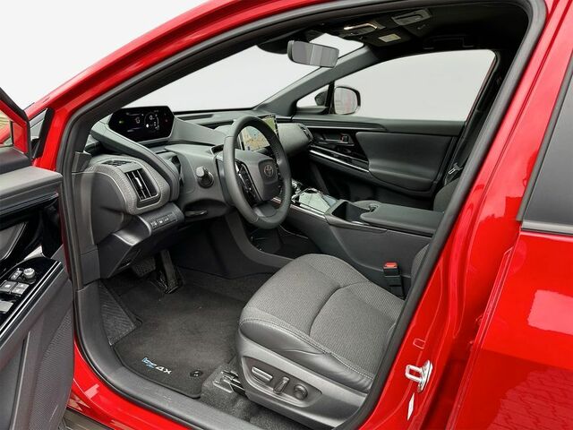 Червоний Тойота bZ4X, об'ємом двигуна 0 л та пробігом 7 тис. км за 41828 $, фото 6 на Automoto.ua