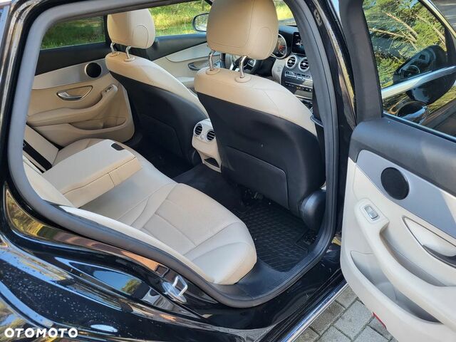 Мерседес Ц-Клас 2019 у Європі на Automoto.ua Чорний Мерседес Ц-Клас, об'ємом двигуна 1 л та пробігом 166 тис. км за 20073 $, фото 16 на Automoto.ua