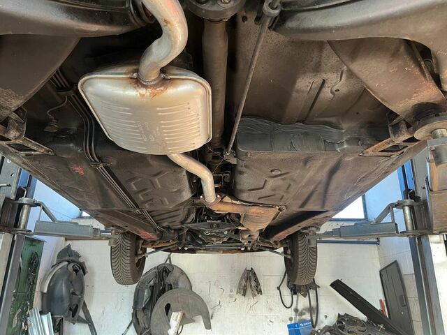 Мерседес 200 1983 в Европе на Automoto.ua Красный Мерседес 200, объемом двигателя 1.98 л и пробегом 222 тыс. км за 7831 $, фото 9 на Automoto.ua