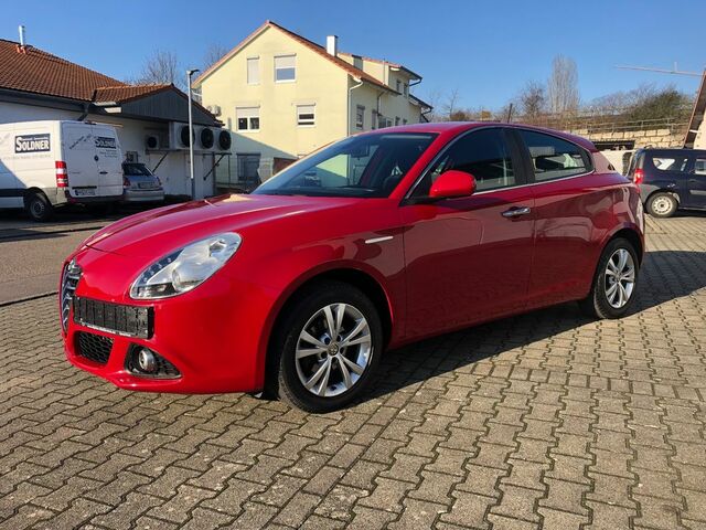 Червоний Альфа Ромео Giulietta, об'ємом двигуна 1.37 л та пробігом 145 тис. км за 8660 $, фото 1 на Automoto.ua