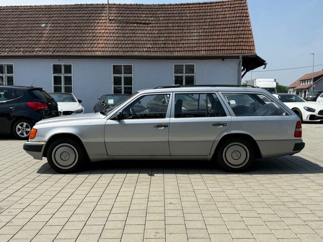 Мерседес 200 1993 в Европе на Automoto.ua Серебряный Мерседес 200, объемом двигателя 2 л и пробегом 287 тыс. км за 4116 $, фото 8 на Automoto.ua