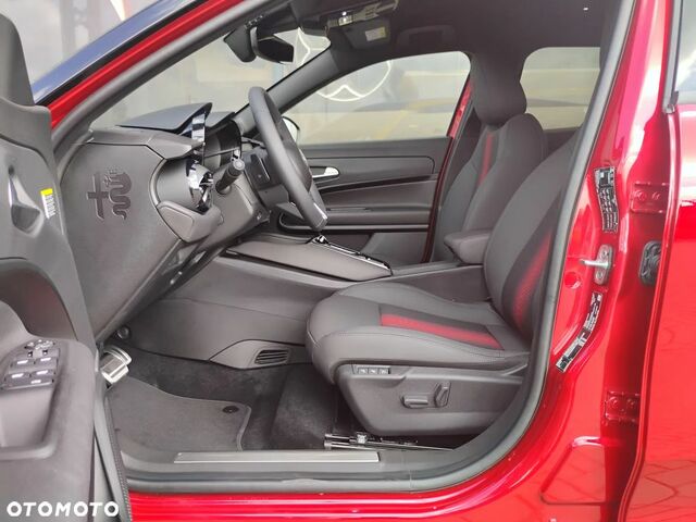 Альфа Ромео Джуниор 2025 в Европе на Automoto.ua Красный Альфа Ромео Джуниор, объемом двигателя 1 л и пробегом 1 тыс. км за 36538 $, фото 11 на Automoto.ua