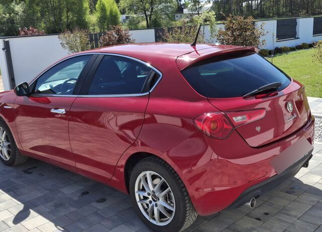 Альфа Ромео Джульетта 2012 в Европе на Automoto.ua Красный Альфа Ромео Джульетта, объемом двигателя 1 л и пробегом 177 тыс. км за 7264 $, фото 2 на Automoto.ua