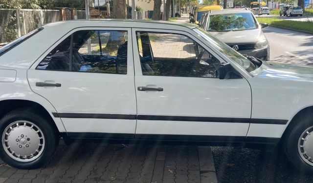 Мерседес 200 1987 в Европе на Automoto.ua Белый Мерседес 200, объемом двигателя 1.98 л и пробегом 241 тыс. км за 6991 $, фото 5 на Automoto.ua