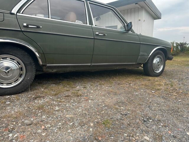 Мерседес 200 1982 в Европе на Automoto.ua Зеленый Мерседес 200, объемом двигателя 0 л и пробегом 322 тыс. км за 3409 $, фото 6 на Automoto.ua