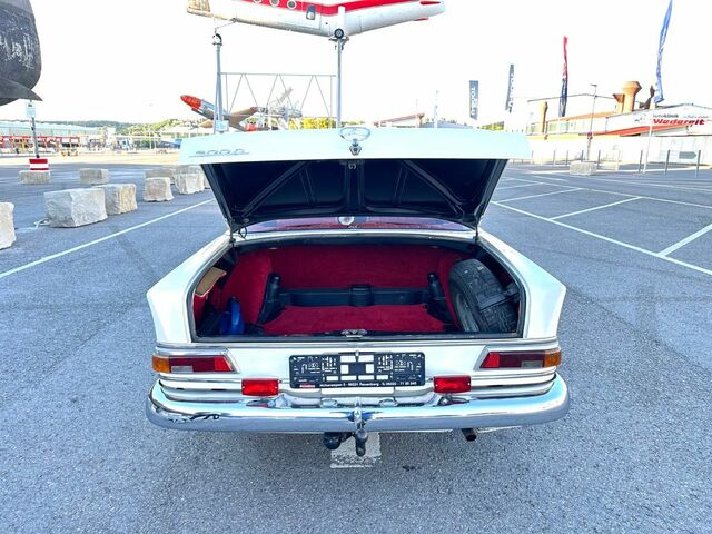 Мерседес 200 1967 в Европе на Automoto.ua Белый Мерседес 200, объемом двигателя 0 л и пробегом 137 тыс. км за 22749 $, фото 8 на Automoto.ua