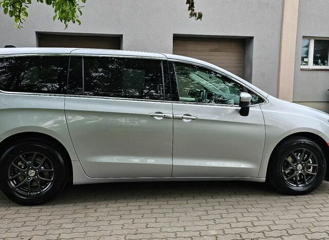 Крайслер Pacifica 2022 у Європі на Automoto.ua Сірий Крайслер Pacifica, об'ємом двигуна 3.61 л та пробігом 87 тис. км за 28766 $, фото 38 на Automoto.ua