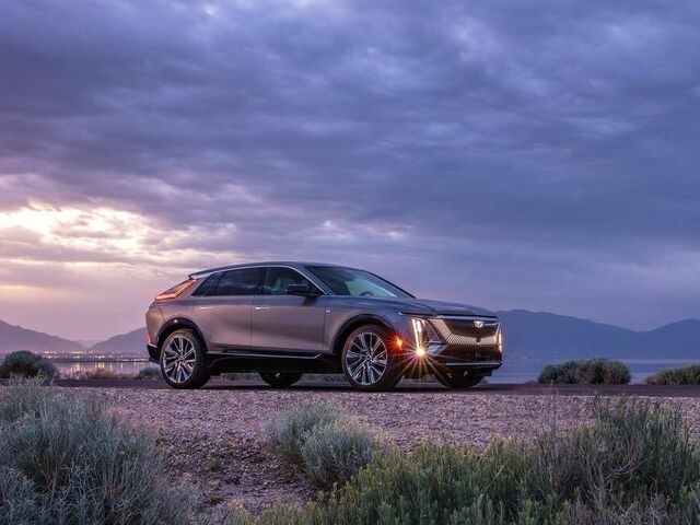 Объявления о продаже электрического внедорожника Cadillac Lyriq 2023