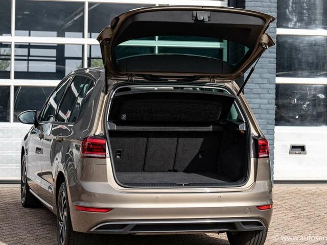 Фольксваген Гольф Спортсван 2018 в Европе на Automoto.ua Серый Фольксваген Гольф Спортсван, объемом двигателя 1 л и пробегом 62 тыс. км за 16950 $, фото 6 на Automoto.ua