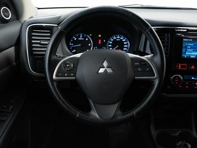 Мицубиси Аутлендер 2015 в Европе на Automoto.ua Белый Мицубиси Аутлендер, объемом двигателя 2.27 л и пробегом 131 тыс. км за 17515 $, фото 13 на Automoto.ua