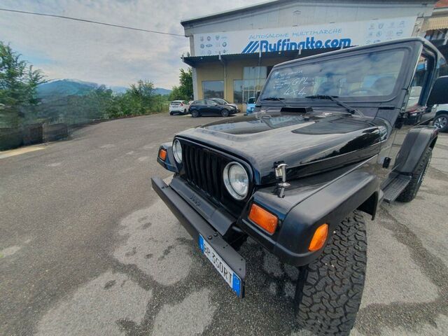 Джип Вранглер 1998 в Европе на Automoto.ua Черный Джип Вранглер, объемом двигателя 2.46 л и пробегом 156 тыс. км за 14900 $, фото 1 на Automoto.ua