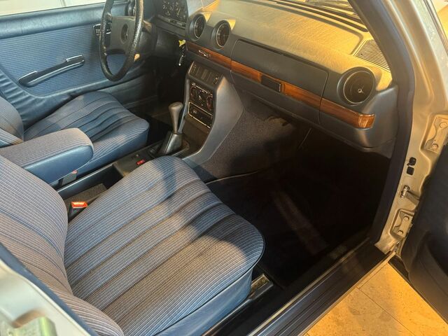 Мерседес 200 1984 у Європі на Automoto.ua Срібний Мерседес 200, об'ємом двигуна 2 л та пробігом 138 тис. км за 16240 $, фото 15 на Automoto.ua