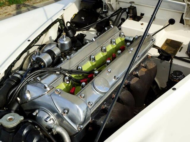 Білий Ягуар ХК, об'ємом двигуна 3.4 л та пробігом 22 тис. км за 151036 $, фото 2 на Automoto.ua