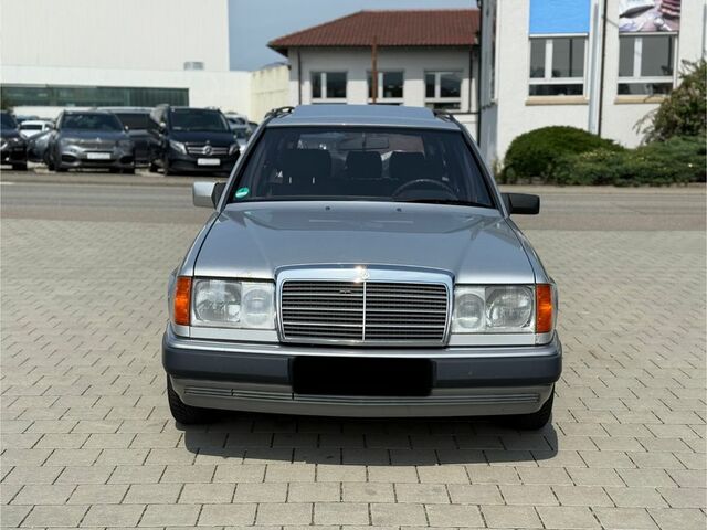 Мерседес 200 1993 в Европе на Automoto.ua Серебряный Мерседес 200, объемом двигателя 2 л и пробегом 287 тыс. км за 4116 $, фото 2 на Automoto.ua