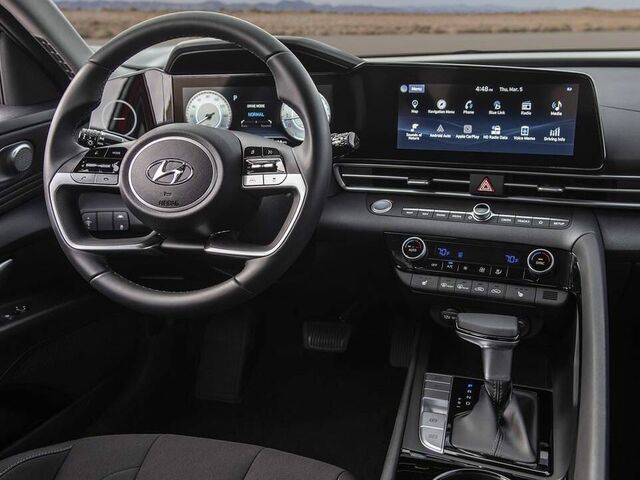 Тест-драйв нового авто Hyundai Elantra Hybrid 2023 з фотографіями та відео