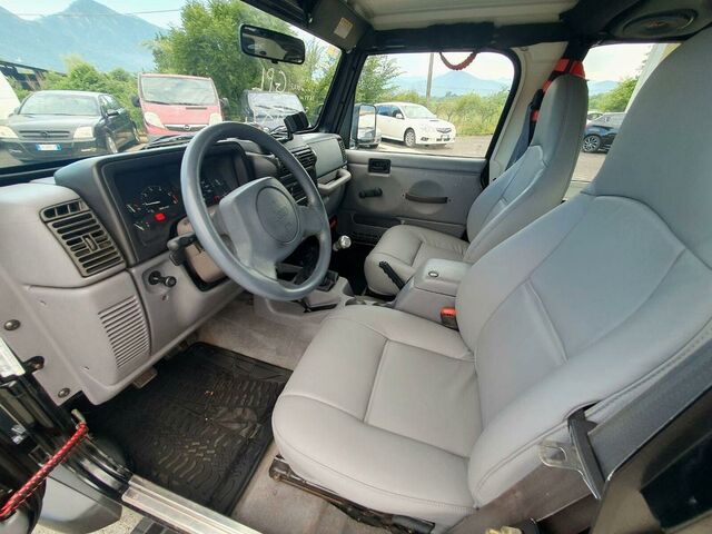 Джип Вранглер 1998 в Европе на Automoto.ua Черный Джип Вранглер, объемом двигателя 2.46 л и пробегом 156 тыс. км за 14900 $, фото 5 на Automoto.ua