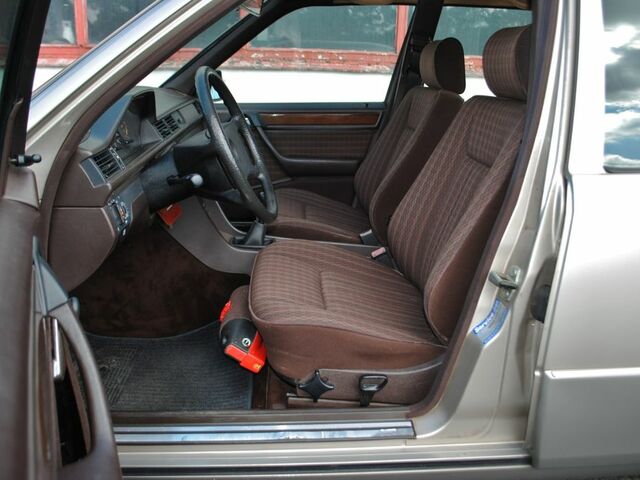 Мерседес 200 1989 в Европе на Automoto.ua Серебряный Мерседес 200, объемом двигателя 2 л и пробегом 270 тыс. км за 8530 $, фото 7 на Automoto.ua