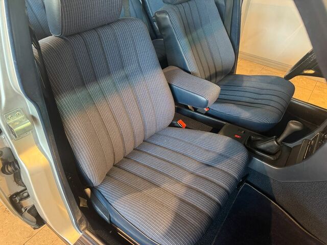 Мерседес 200 1984 в Европе на Automoto.ua Серебряный Мерседес 200, объемом двигателя 2 л и пробегом 138 тыс. км за 16318 $, фото 16 на Automoto.ua