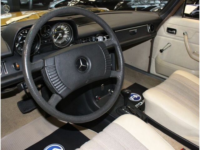 Мерседес 200 1975 у Європі на Automoto.ua Помаранчевий Мерседес 200, об'ємом двигуна 1.97 л та пробігом 111 тис. км за 30495 $, фото 12 на Automoto.ua