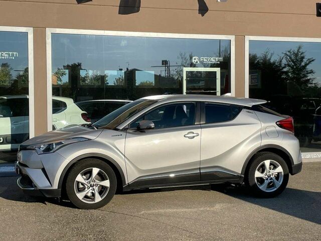 Серый Тойота C-HR, объемом двигателя 1.8 л и пробегом 87 тыс. км за 18878 $, фото 1 на Automoto.ua