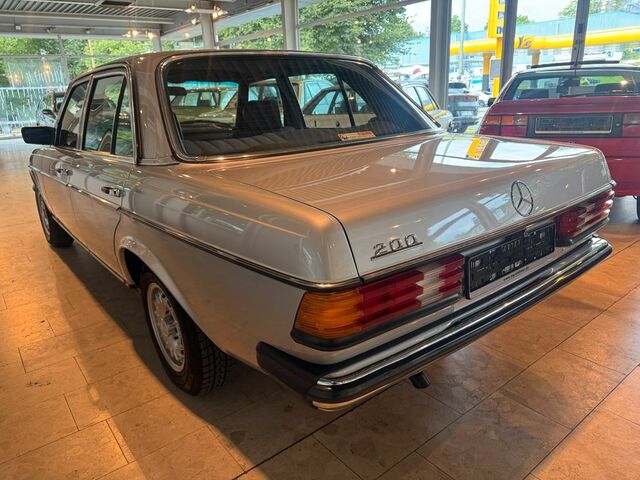 Мерседес 200 1984 в Европе на Automoto.ua Серебряный Мерседес 200, объемом двигателя 2 л и пробегом 138 тыс. км за 16318 $, фото 6 на Automoto.ua