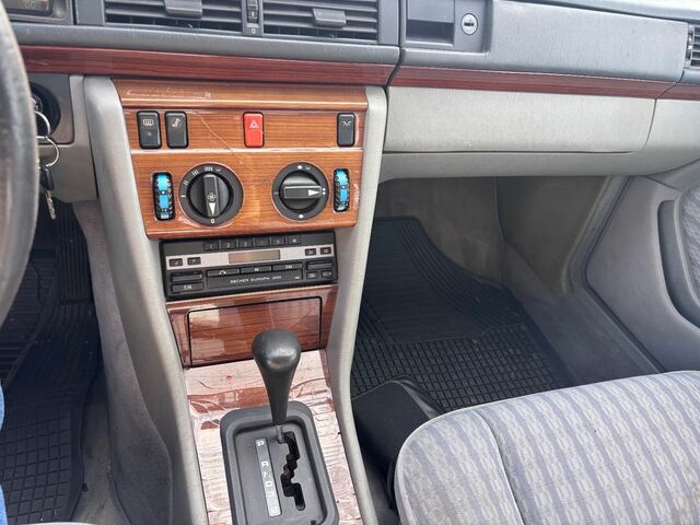 Мерседес 200 1991 в Европе на Automoto.ua Белый Мерседес 200, объемом двигателя 2 л и пробегом 200 тыс. км за 4141 $, фото 12 на Automoto.ua