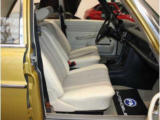 Мерседес 200 1975 у Європі на Automoto.ua Помаранчевий Мерседес 200, об'ємом двигуна 1.97 л та пробігом 111 тис. км за 30495 $, фото 7 на Automoto.ua