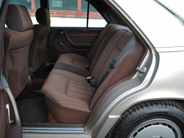 Мерседес 200 1989 в Европе на Automoto.ua Серебряный Мерседес 200, объемом двигателя 2 л и пробегом 270 тыс. км за 8530 $, фото 11 на Automoto.ua