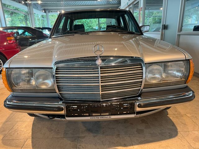 Мерседес 200 1984 у Європі на Automoto.ua Срібний Мерседес 200, об'ємом двигуна 2 л та пробігом 138 тис. км за 16240 $, фото 1 на Automoto.ua