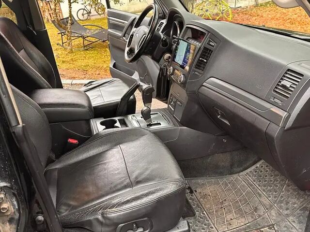 Міцубісі Паджеро 2007 у Європі на Automoto.ua Чорний Міцубісі Паджеро, об'ємом двигуна 3.2 л та пробігом 249 тис. км за 13182 $, фото 12 на Automoto.ua