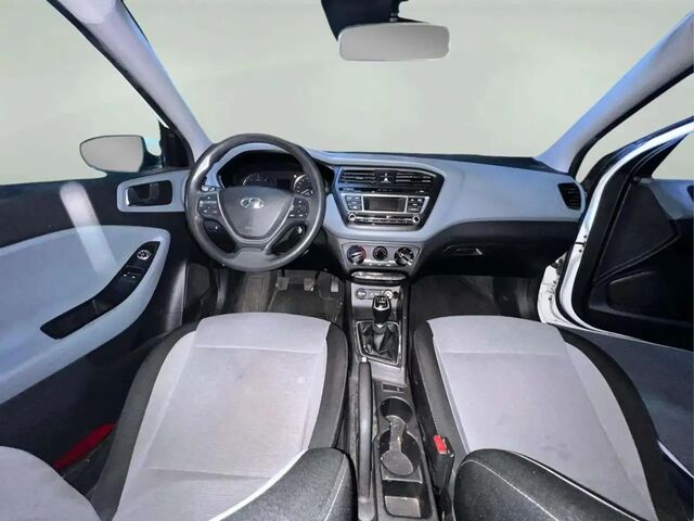 Хендай и20 2015 в Европе на Automoto.ua Белый Хендай и20, объемом двигателя 1.12 л и пробегом 171 тыс. км за 8744 $, фото 12 на Automoto.ua