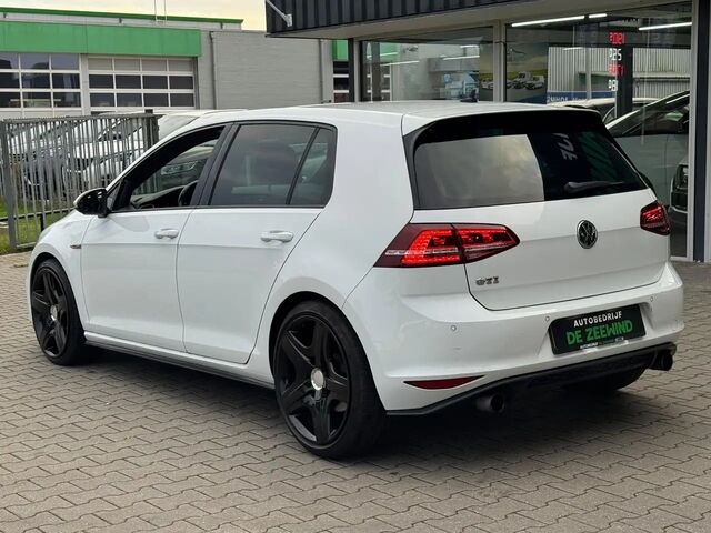 Фольксваген Гольф ГТІ 2013 у Європі на Automoto.ua Білий Фольксваген Гольф ГТІ, об'ємом двигуна 1.98 л та пробігом 221 тис. км за 11063 $, фото 11 на Automoto.ua