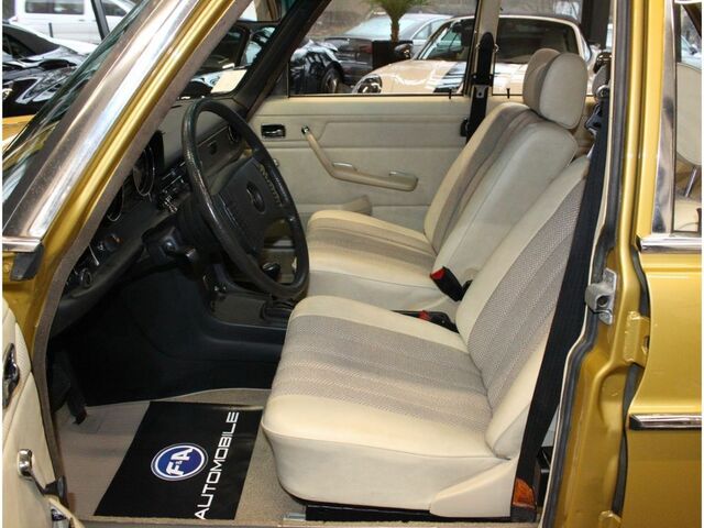 Мерседес 200 1975 у Європі на Automoto.ua Помаранчевий Мерседес 200, об'ємом двигуна 1.97 л та пробігом 111 тис. км за 30495 $, фото 11 на Automoto.ua