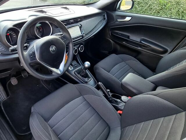 Альфа Ромео Giulietta 2018 у Європі на Automoto.ua Сірий Альфа Ромео Giulietta, об'ємом двигуна 1 л та пробігом 99 тис. км за 6998 $, фото 11 на Automoto.ua