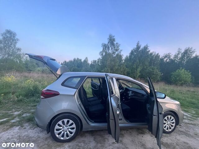 Кіа Каренс, об'ємом двигуна 1.59 л та пробігом 132 тис. км за 14039 $, фото 8 на Automoto.ua