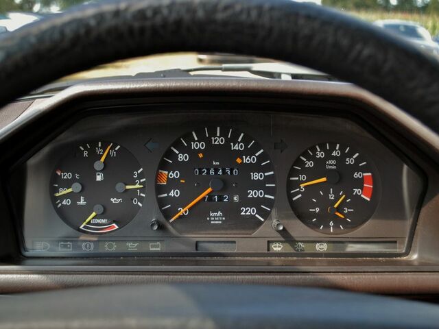 Мерседес 200 1989 в Европе на Automoto.ua Серебряный Мерседес 200, объемом двигателя 2 л и пробегом 270 тыс. км за 8530 $, фото 12 на Automoto.ua