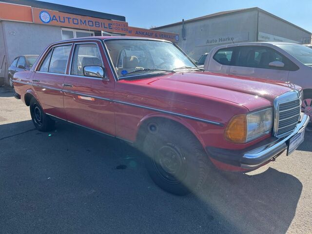 Мерседес 200 1983 в Европе на Automoto.ua Красный Мерседес 200, объемом двигателя 1.98 л и пробегом 222 тыс. км за 7831 $, фото 1 на Automoto.ua