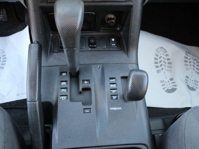 Міцубісі Паджеро 2006 у Європі на Automoto.ua Срібний Міцубісі Паджеро, об'ємом двигуна 3.2 л та пробігом 161 тис. км за 8152 $, фото 12 на Automoto.ua