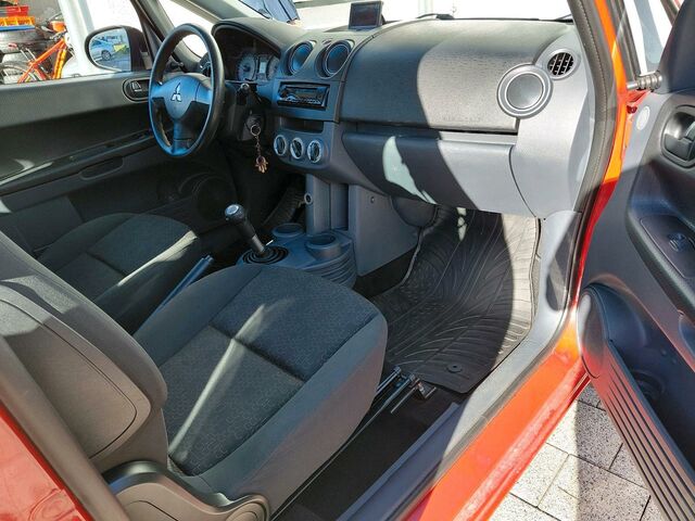 Мицубиси Кольт 2009 в Европе на Automoto.ua Красный Мицубиси Кольт, объемом двигателя 0 л и пробегом 172 тыс. км за 1299 $, фото 6 на Automoto.ua