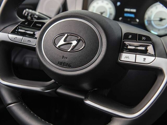 Руль в салоне нового Hyundai Elantra Hybrid 2023