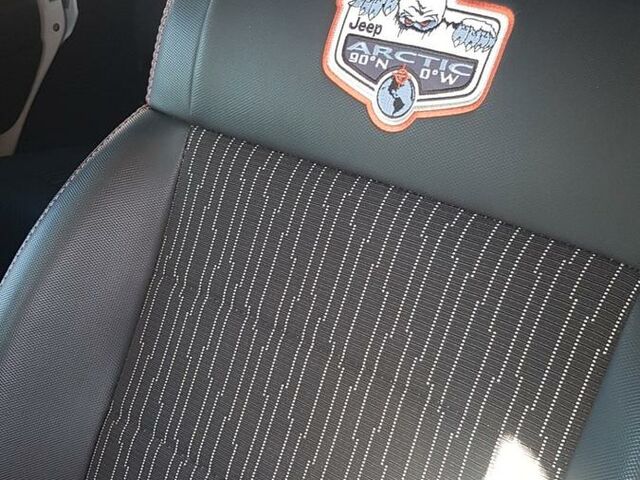 Джип Вранглер 2012 в Европе на Automoto.ua Белый Джип Вранглер, объемом двигателя 2.78 л и пробегом 180 тыс. км за 20990 $, фото 3 на Automoto.ua