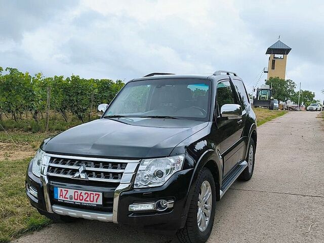 Міцубісі Паджеро 2016 у Європі на Automoto.ua Чорний Міцубісі Паджеро, об'ємом двигуна 3.2 л та пробігом 107 тис. км за 36935 $, фото 1 на Automoto.ua