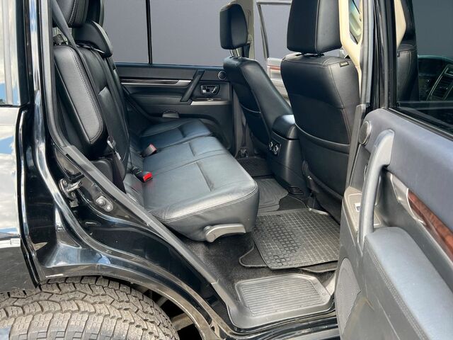 Міцубісі Паджеро 2016 у Європі на Automoto.ua Чорний Міцубісі Паджеро, об'ємом двигуна 3.2 л та пробігом 175 тис. км за 29117 $, фото 16 на Automoto.ua