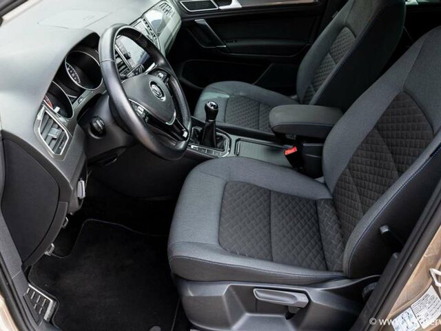 Фольксваген Гольф Спортсван 2018 в Европе на Automoto.ua Серый Фольксваген Гольф Спортсван, объемом двигателя 1 л и пробегом 62 тыс. км за 16950 $, фото 8 на Automoto.ua