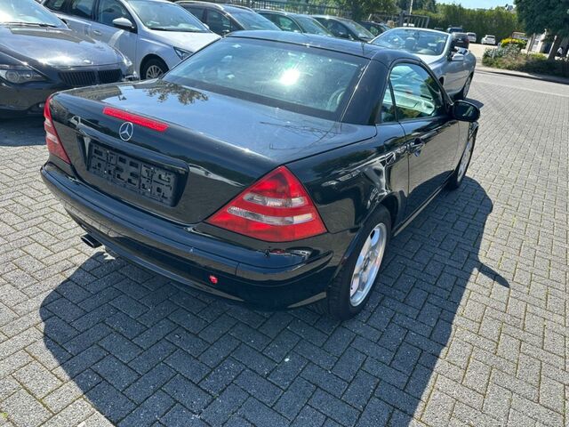 Мерседес 200 2001 в Европе на Automoto.ua Черный Мерседес 200, объемом двигателя 2 л и пробегом 171 тыс. км за 2699 $, фото 4 на Automoto.ua