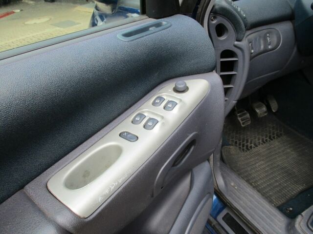 Рено Гранд Еспейс 2002 у Європі на Automoto.ua Синій Рено Гранд Еспейс, об'ємом двигуна 2 л та пробігом 330 тис. км за 2184 $, фото 12 на Automoto.ua