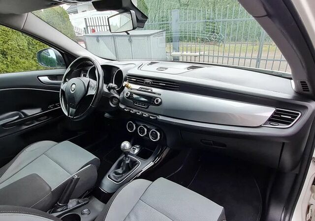 Альфа Ромео Giulietta 2011 у Європі на Automoto.ua Білий Альфа Ромео Giulietta, об'ємом двигуна 1 л та пробігом 200 тис. км за 6175 $, фото 23 на Automoto.ua