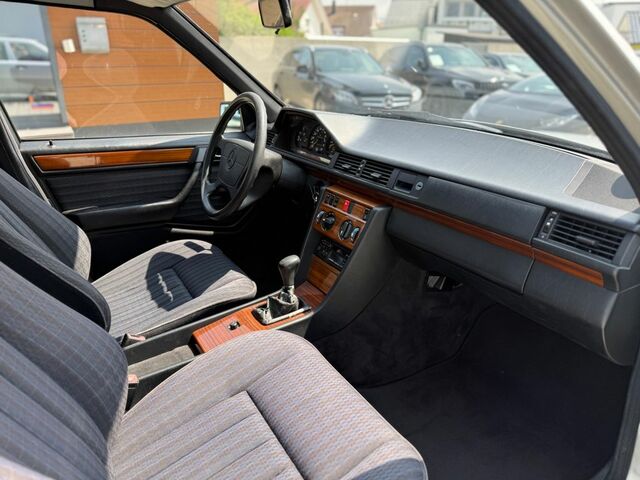 Мерседес 200 1993 в Европе на Automoto.ua Серебряный Мерседес 200, объемом двигателя 2 л и пробегом 287 тыс. км за 4116 $, фото 9 на Automoto.ua